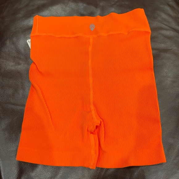 🆕 FREE PEOPLE MOVEMENT FREE THROW SHORT - Picture 2 of 5